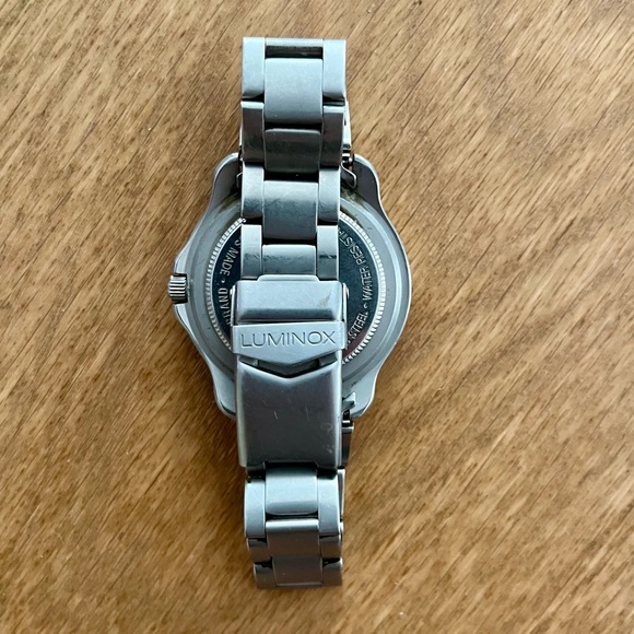 Swiss Army Watch - Picture 5 of 9